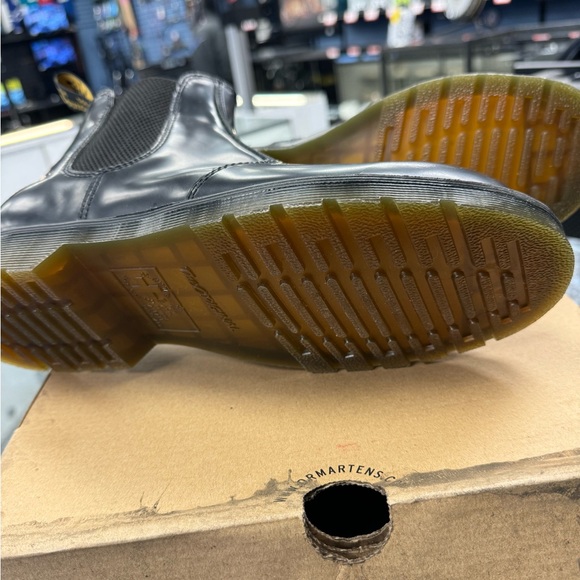 BN Men’s Doc Marten Boots Size 8 - Picture 2 of 2